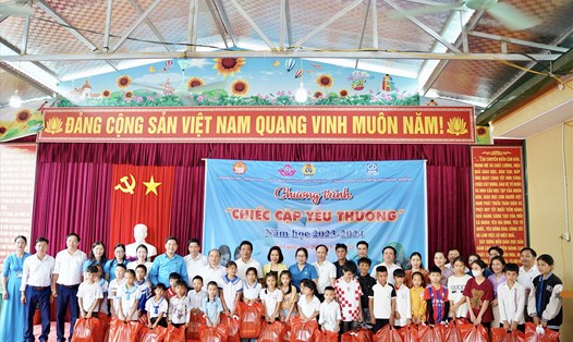 Ban tổ chức trao tặng 250 suất quà cho học sinh huyện Con Cuông. Ảnh: Quỳnh Trang