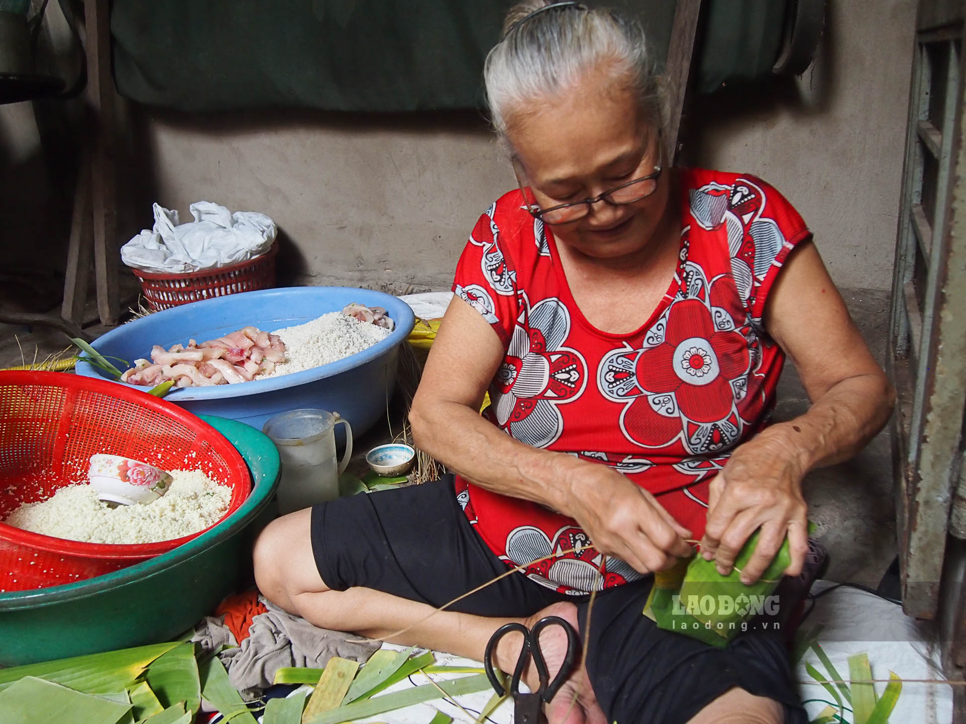Nghề làm bánh dân gian trở thành thu nhập chính của nhiều người. Ảnh: Phương Anh