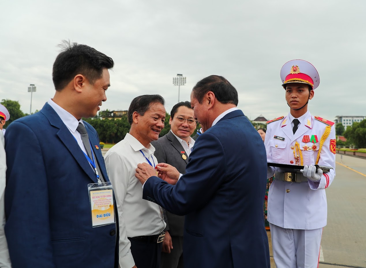 Bộ trưởng Nguyễn Văn Hùng trao Huy hiệu Bác Hồ cho 78 gương điển hình tiên tiến ngành văn hoá. Ảnh: Nam Nguyễn