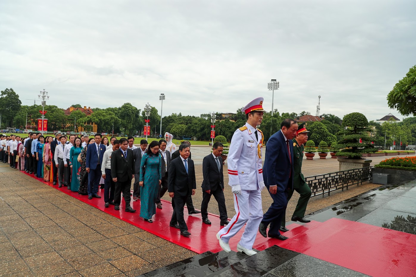 Bộ trưởng Nguyễn Văn Hùng và các đại biểu vào viếng Lăng Chủ tịch Hồ Chí Minh. Ảnh: Nam Nguyễn
