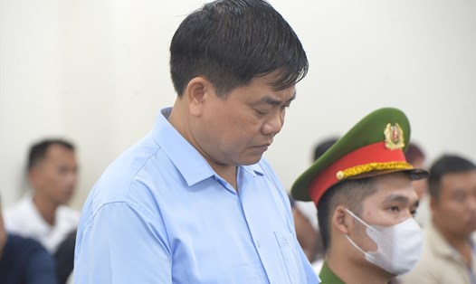 Bị cáo Nguyễn Đức Chung nghe toà tuyên án. Ảnh: Quang Việt