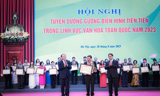 Thủ tướng Chính phủ và Bộ trưởng Bộ VHTTDL tuyên dương các gương điển hình tiên tiến lĩnh vực văn hóa toàn quốc năm 2023. Ảnh: Hải Nguyễn