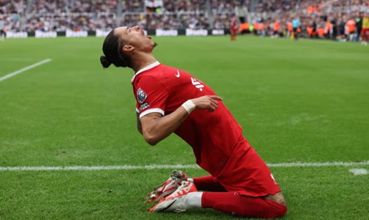 Darwin Nunez lập cú đúp cho Liverpool sau khi vào sân từ ghế dự bị.  Ảnh: The Guardian