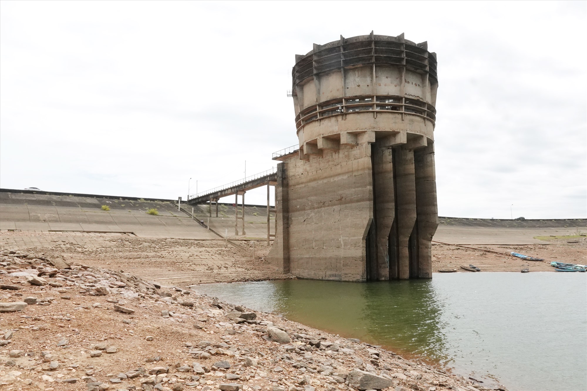 Mực nước xuống thấp đã ảnh hưởng đến thiếu nguồn nước thô đề cấp nước cho Nhà máy nước sạch Bắc Cẩm Xuyên. Ảnh: Trần Tuấn.