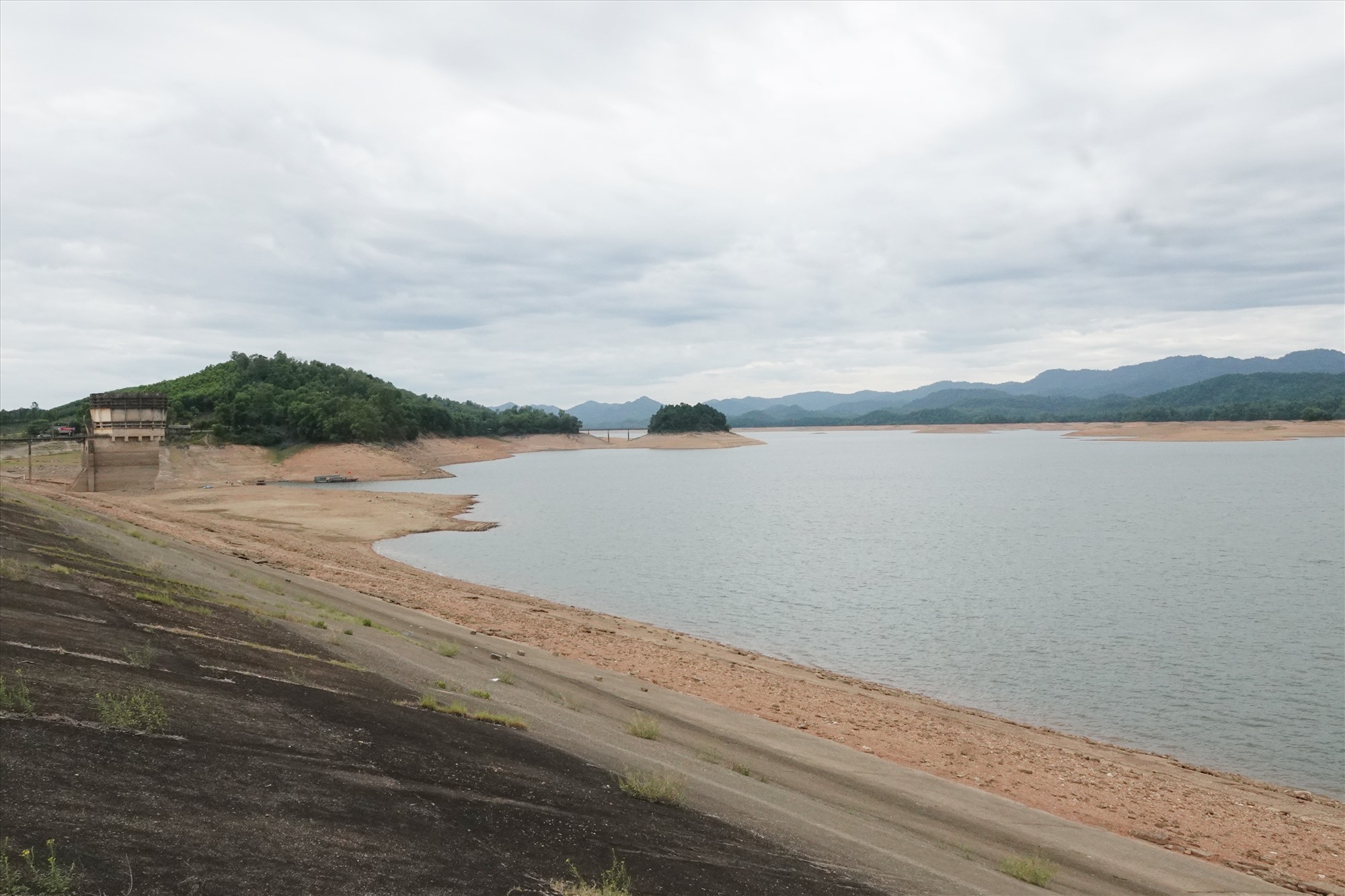 Hiện mực nước trong hồ Kẻ Gỗ còn rất thấp ở mức hơn 44 triệu m3 so với sức chứa 345 triệu m3 của nó. Ảnh: Trần Tuấn.