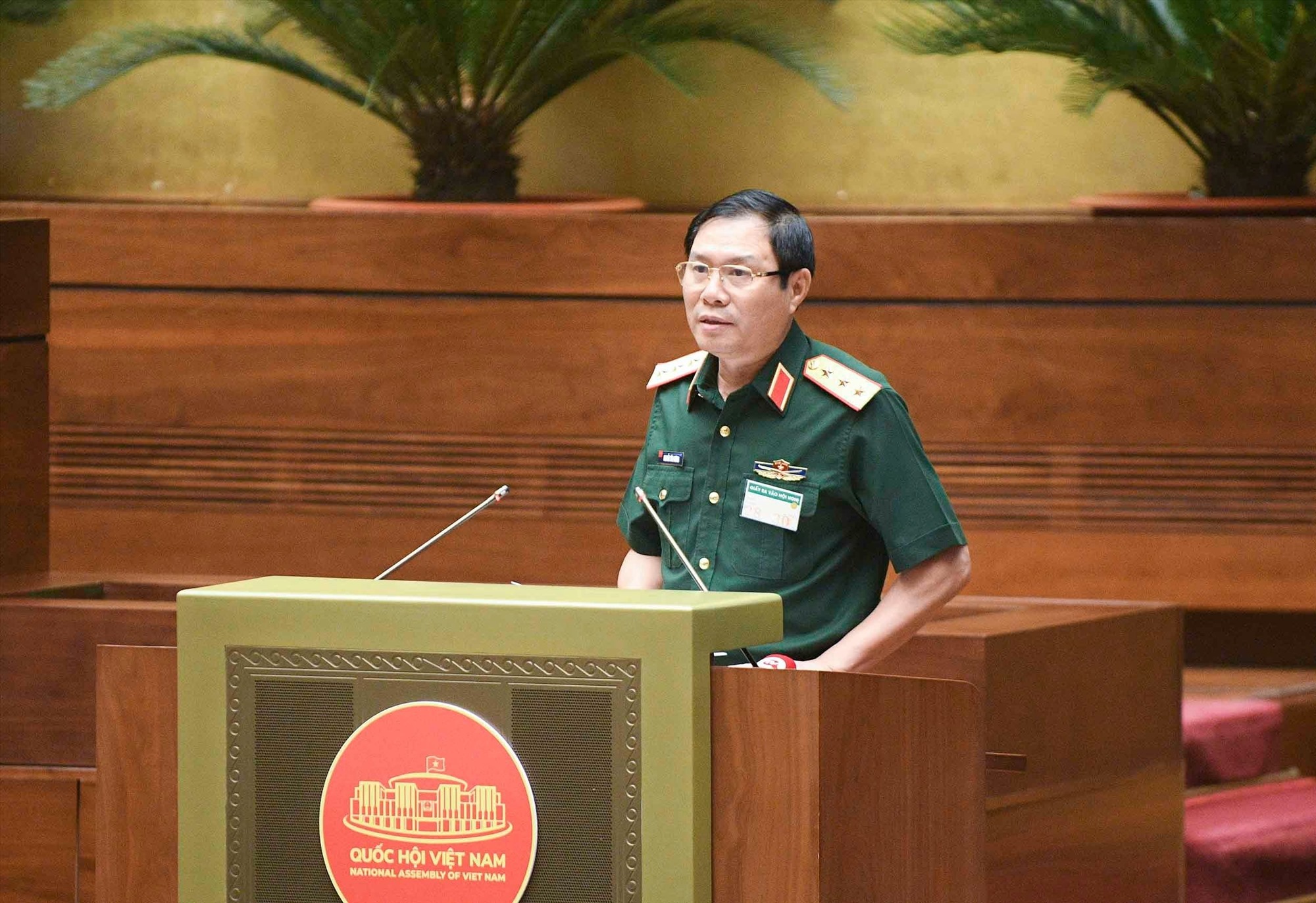 Thứ trưởng Bộ Quốc phòng Nguyễn Tân Cương báo cáo, làm rõ một số vấn đề. Ảnh: Phạm Thắng/QH