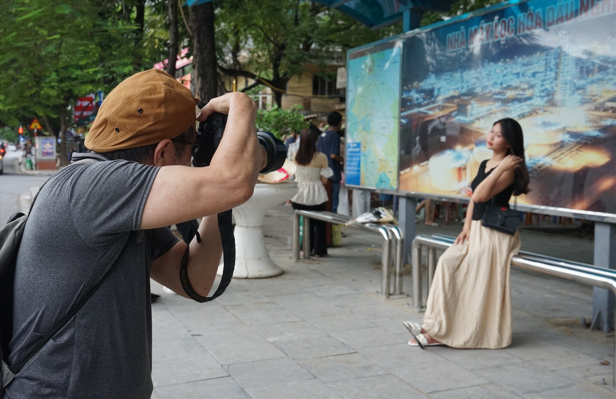 Nhiều thợ chụp hình cũng được các bạn trẻ thuê đến để check-in cảnh thu Hà Nội. Ảnh: Quách Du