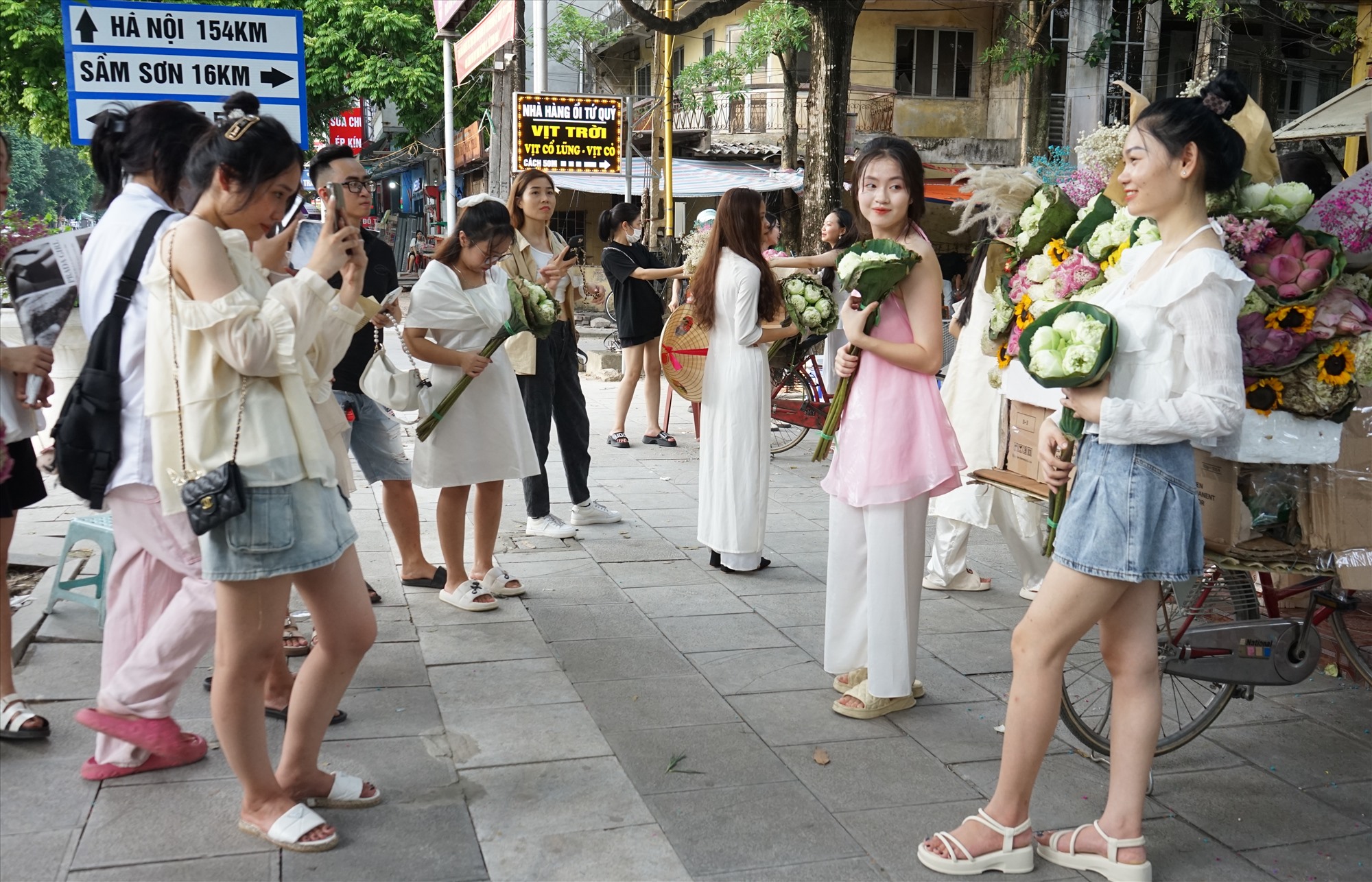Bối cảnh thu Hà Nội (phiên bản Thanh Hóa) được một số cá nhân dựng lên với những xe hoa có đủ các loài hoa của mùa thu. 