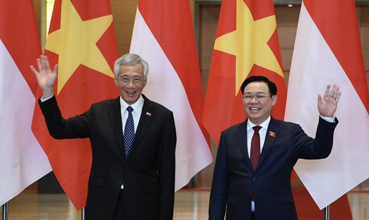 Chủ tịch Quốc hội Vương Đình Huệ và Thủ tướng Singapore Lý Hiển Long. Ảnh: Hải Nguyễn