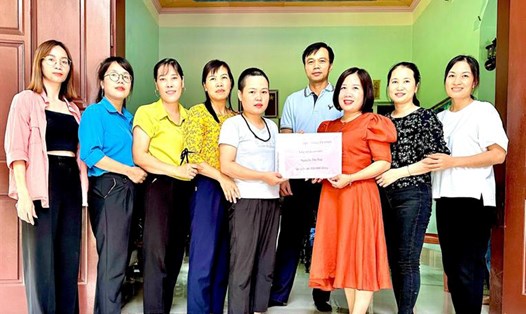 CĐCS Công ty TNHH Orental Sporst trao tiền hỗ trợ cho nữ công nhân Nguyễn Thị Huệ. Ảnh:  CĐCS Công ty TNHH Orental Sporst.