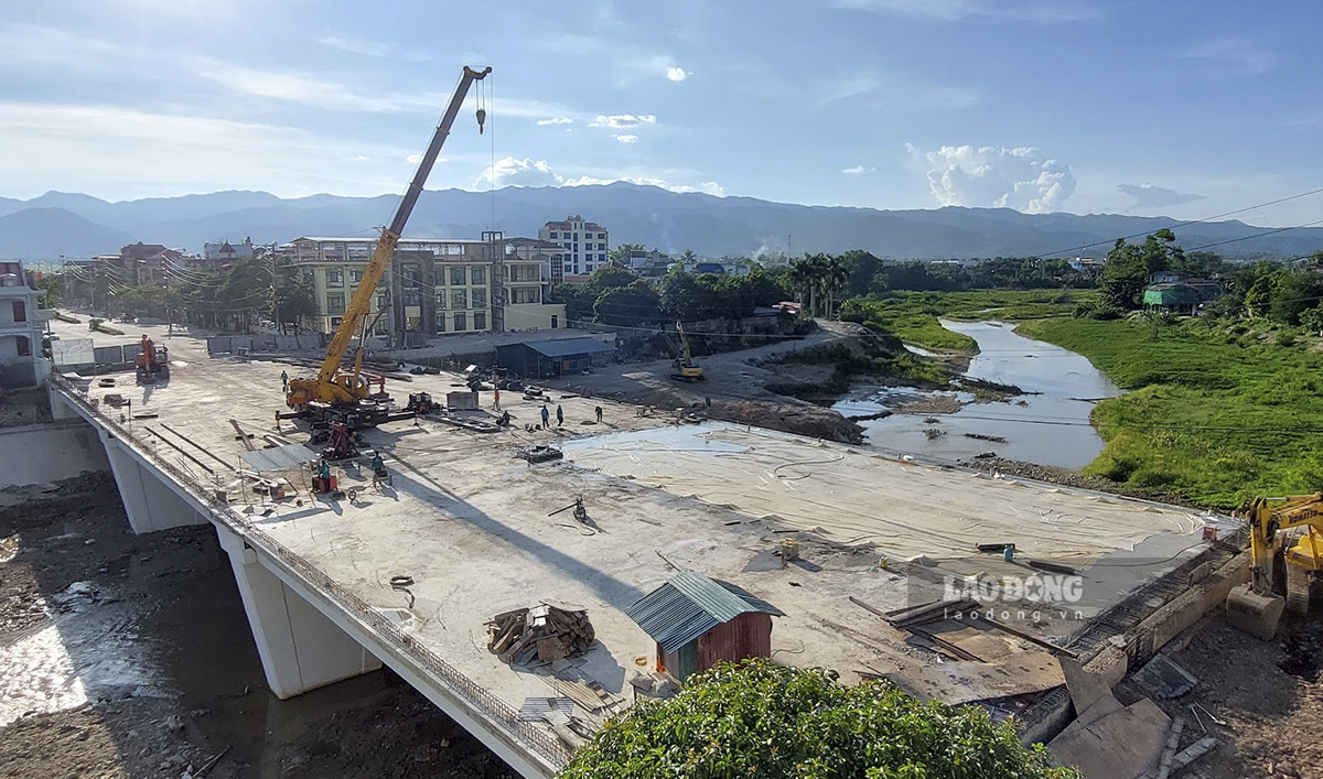 Cầu Thanh Bình mới hoàn thành khoảng hơn 80%. Ảnh: Văn Thành Chương