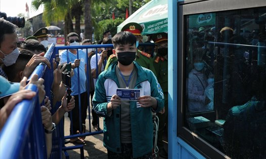 Hình ảnh người hâm mộ Phú Thọ xếp hàng mua vé xem bóng đá tại SEA Games 31. Ảnh: Minh Triết