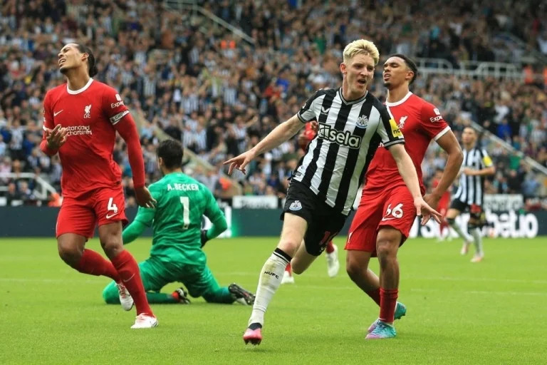 Newcastle không thể tận dụng lợi thế có được trước Liverpool.  Ảnh: AFP
