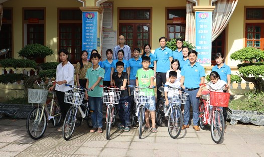 Chi bộ cơ quan LĐLĐ huyện Đô Lương trao tặng xe đạp cho con đoàn viên có hoàn cảnh khó khăn năm 2023. Ảnh: Tất Cường
