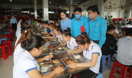 Các cấp Công đoàn tỉnh Tiền Giang nỗ lực nâng cao giá trị bữa ăn cho người lao động. Ảnh: LĐLĐ tỉnh Tiền Giang