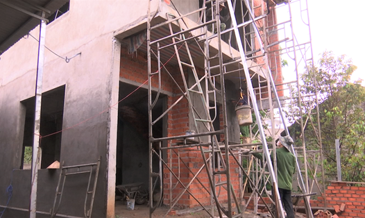 Một căn nhà của người lao động ở Đắk Lắk đang trong quá trình hoàn thiện, nguồn vốn xây dựng được vay từ Nghị định số 100/2015/NĐ-CP của Chính phủ. Ảnh: Bảo Trung