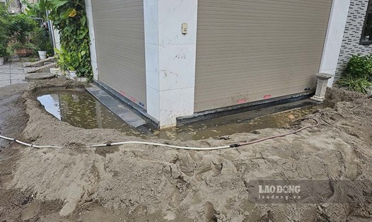 Phương án dùng máy bơm nước đưa cát vào các khe rỗng dưới móng nhà. Ảnh: Đoàn Hưng
