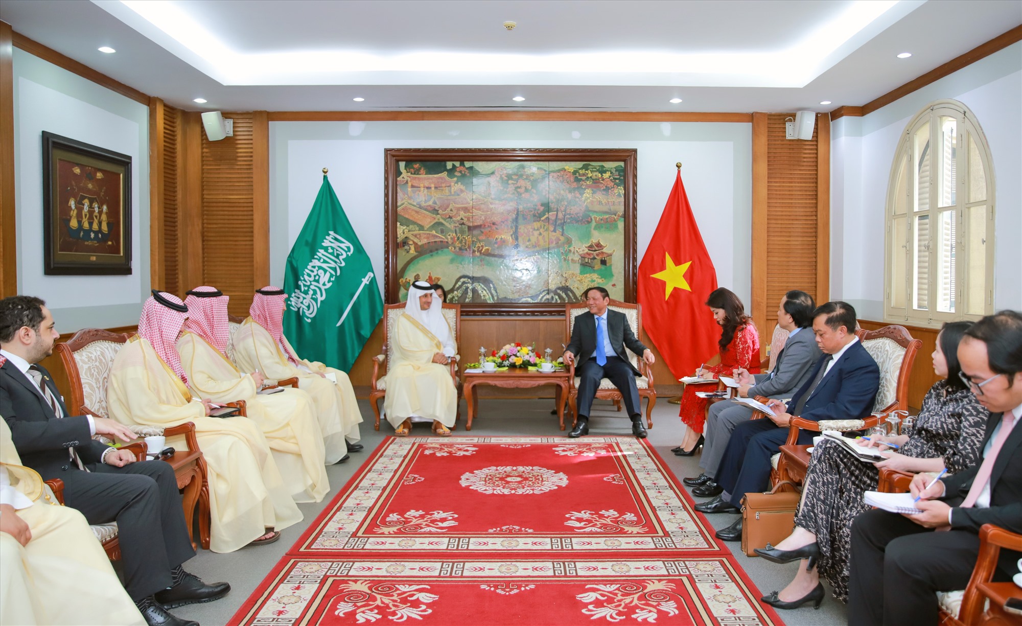 Bộ trưởng Bộ VHTTDL Việt Nam Nguyễn Văn Hùng tiếp Bộ trưởng Du lịch Ả-rập Xê-út Ahmed Agil F Alkhateeb.