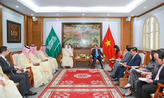Bộ trưởng Bộ VHTTDL Việt Nam Nguyễn Văn Hùng tiếp Bộ trưởng Du lịch Ả-rập Xê-út Ahmed Agil F Alkhateeb.