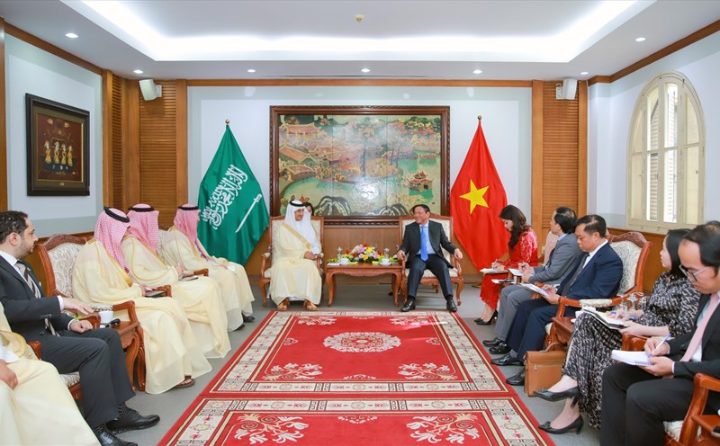 Bộ trưởng Bộ VHTTDL Việt Nam Nguyễn Văn Hùng tiếp Bộ trưởng Du lịch Ả-rập Xê-út Ahmed Agil F Alkhateeb.