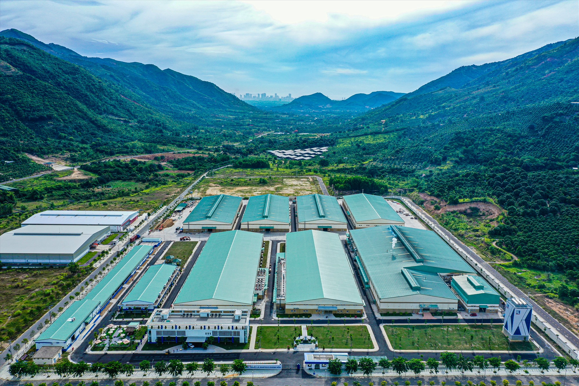 Toàn cảnh Nhà máy Thuốc lá Khatoco Khánh Hòa tại Cụm Công nghiệp Trảng É (xã Suối Cát, huyện Cam Lâm). Ảnh: Kiều Hương