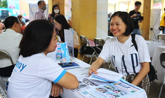 Với chị Thoa (bên phải), xin nghỉ việc là quyết định đúng đắn. Ảnh: Hà Hạnh.