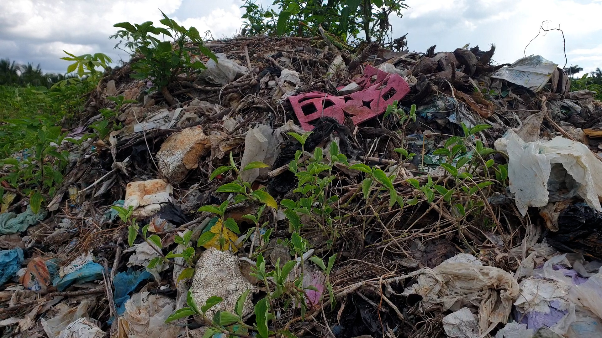 Thế nhưng, cao tốc đang bị vướng đống rác chìm nằm tại phường Ba Láng, quận Cái Răng.
