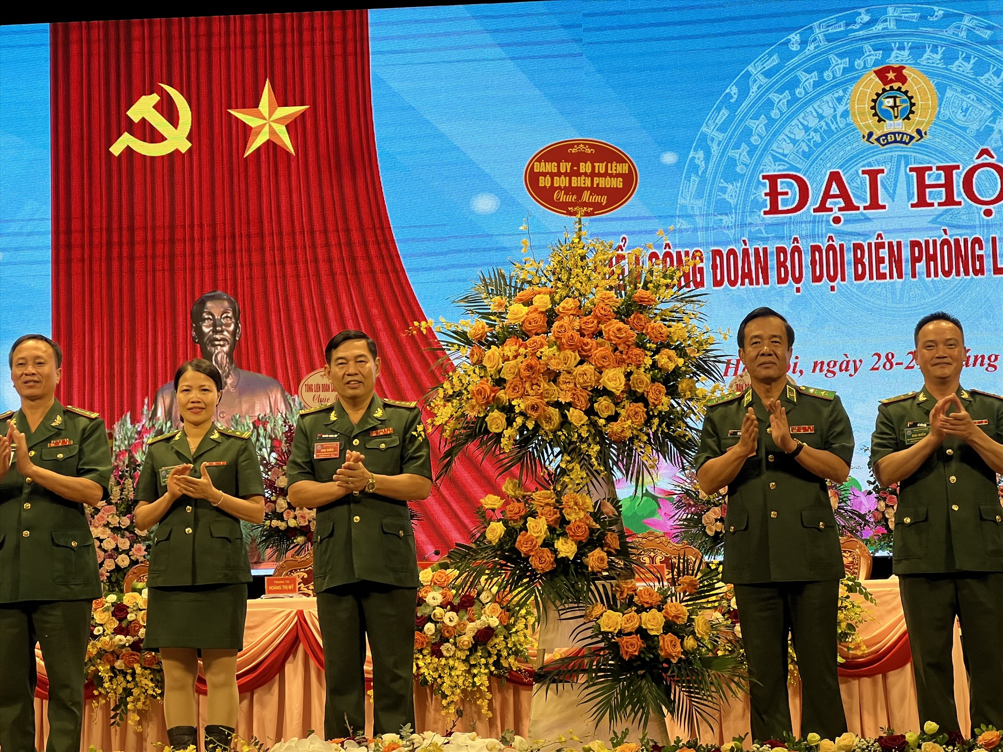 Trung tướng Lê Đức Thái (thứ hai từ phải sang) tặng hoa chúc mừng Đại hội. Ảnh: Kiều Vũ 