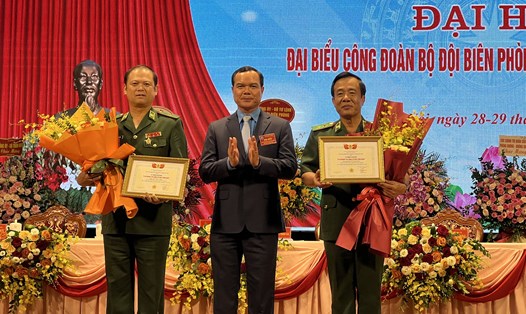 Chủ tịch Tổng Liên đoàn Lao động Việt Nam Nguyễn Đình Khang (đứng giữa) trao Kỉ niệm chương  Vì sự nghiệp xây dựng tổ chức Công đoàn. Ảnh: Kiều Vũ