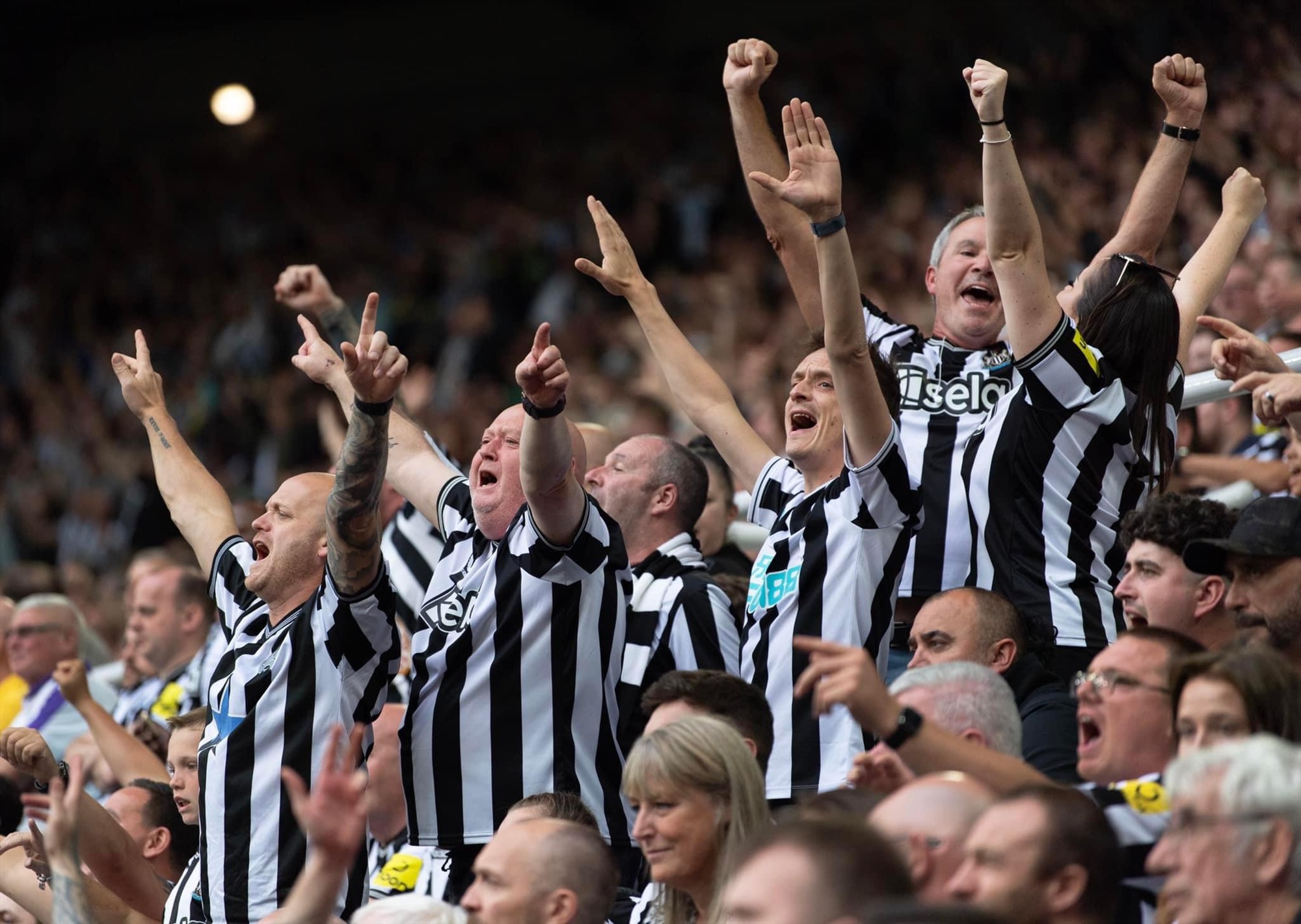 Cổ động viên Newcastle tạm thời có thể vui vì âm vang của Champions League.  Ảnh: AFP