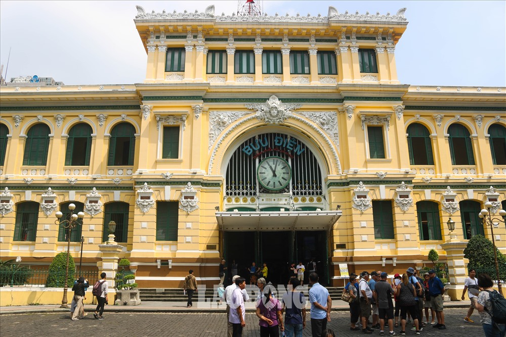 Bưu điện TP Hồ Chí Minh là một trong những công trình biểu tượng về du lịch của thành phố này. Ảnh: Anh Tú. 
