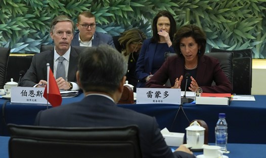 Bộ trưởng Thương mại Mỹ Gina Raimondo (phải) và Đại sứ Mỹ tại Trung Quốc Nick Burns (trái) trong cuộc gặp Bộ trưởng Bộ Thương mại Trung Quốc Vương Văn Đào tại Bắc Kinh, ngày 28.8.2023. Ảnh: AFP