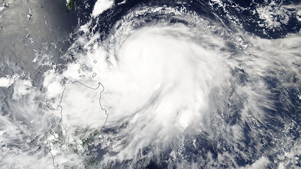 Mắt bão Saola mạnh lên trên vùng phía bắc Biển Philippines được quan sát qua vệ tinh Aqua của NASA. Ảnh: NASA