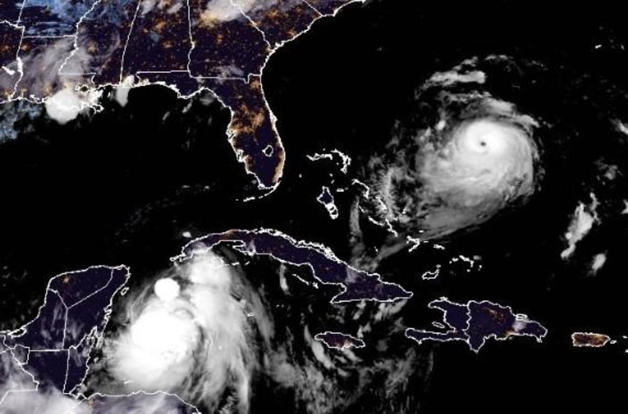 Bão nhiệt đới Idalia, phía dưới bên trái, ngoài khơi Cuba; và bão Franklin (phải) vào sáng sớm ngày 28.8.2023. Ảnh: NHC/NOAA
