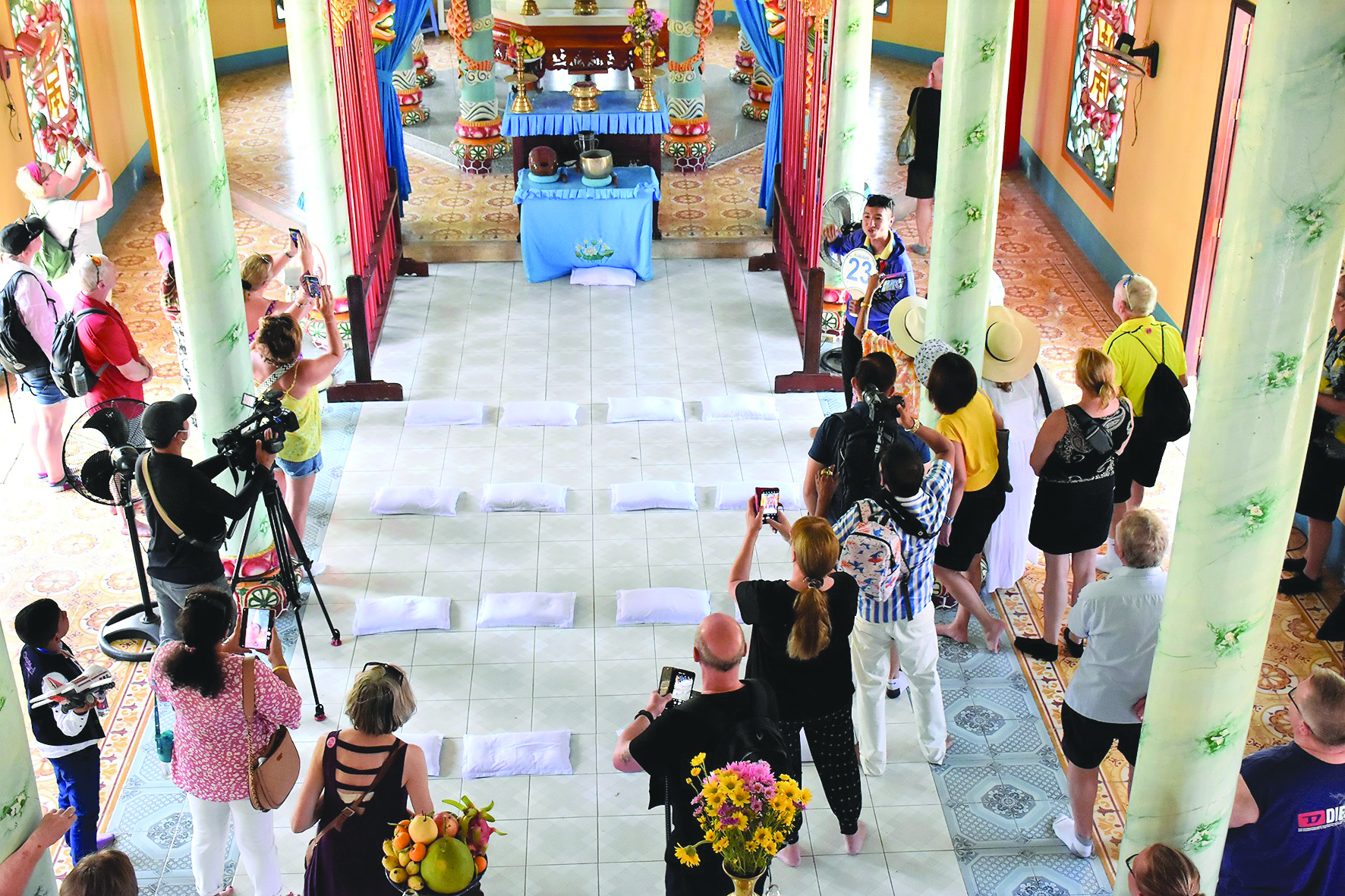 Du khách quốc tế tham quan Thánh Thất Cao Đài tại Thị xã Phú Mỹ. Ảnh: Mỹ Lương