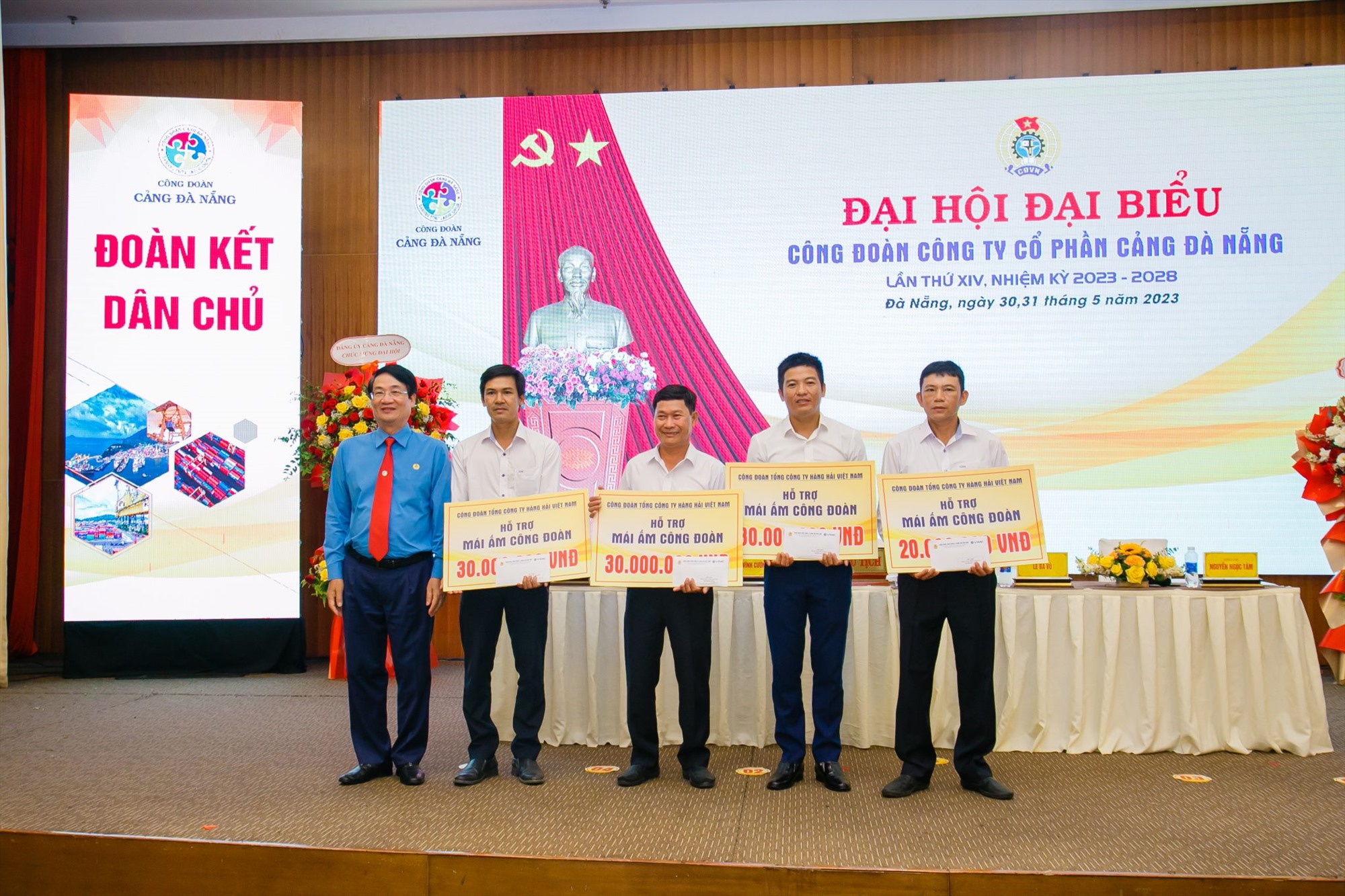 Người lao động tại Cảng Đà Nẵng được trao tặng mái ấm công đoàn năm 2023. Ảnh: Cảng Đà Nẵng