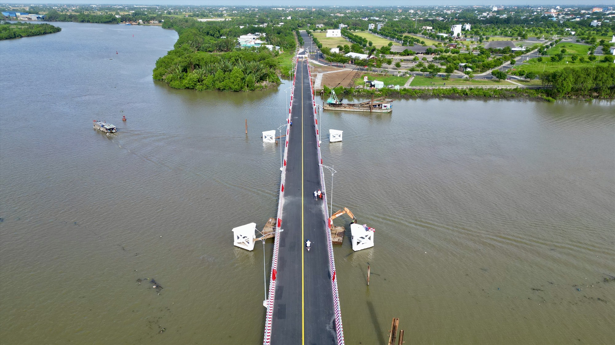 Chiều dài cầu 417 m, bề rộng toàn cầu 8 m, đường dẫn vào cầu có tổng chiều dài 184 m, tải trọng trục thiết kế 10 tấn, bao gồm hai làn xe hỗn hợp.