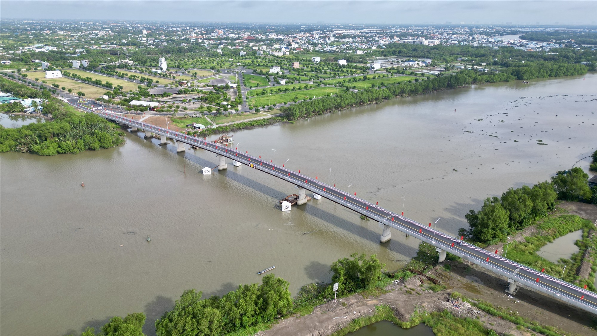 Cầu Cần Giuộc hoàn thành, đưa vào sử dụng kết nối giữa vùng thượng và vùng hạ của huyện Cần Giuộc.