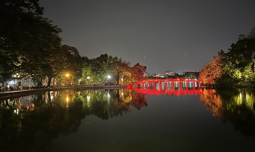Cầu Thê Húc lung linh khi đêm về qua ống kính của Thủ tướng Singapore Lý Hiển Long. Ảnh: Facebook Thủ tướng Lý Hiển Long