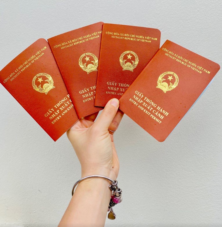 Sổ thông hành qua cửa khẩu.