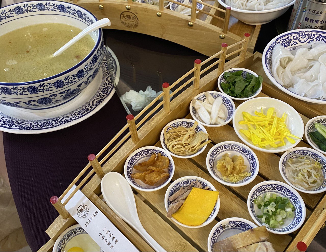 Đặc sản bún qua cầu.