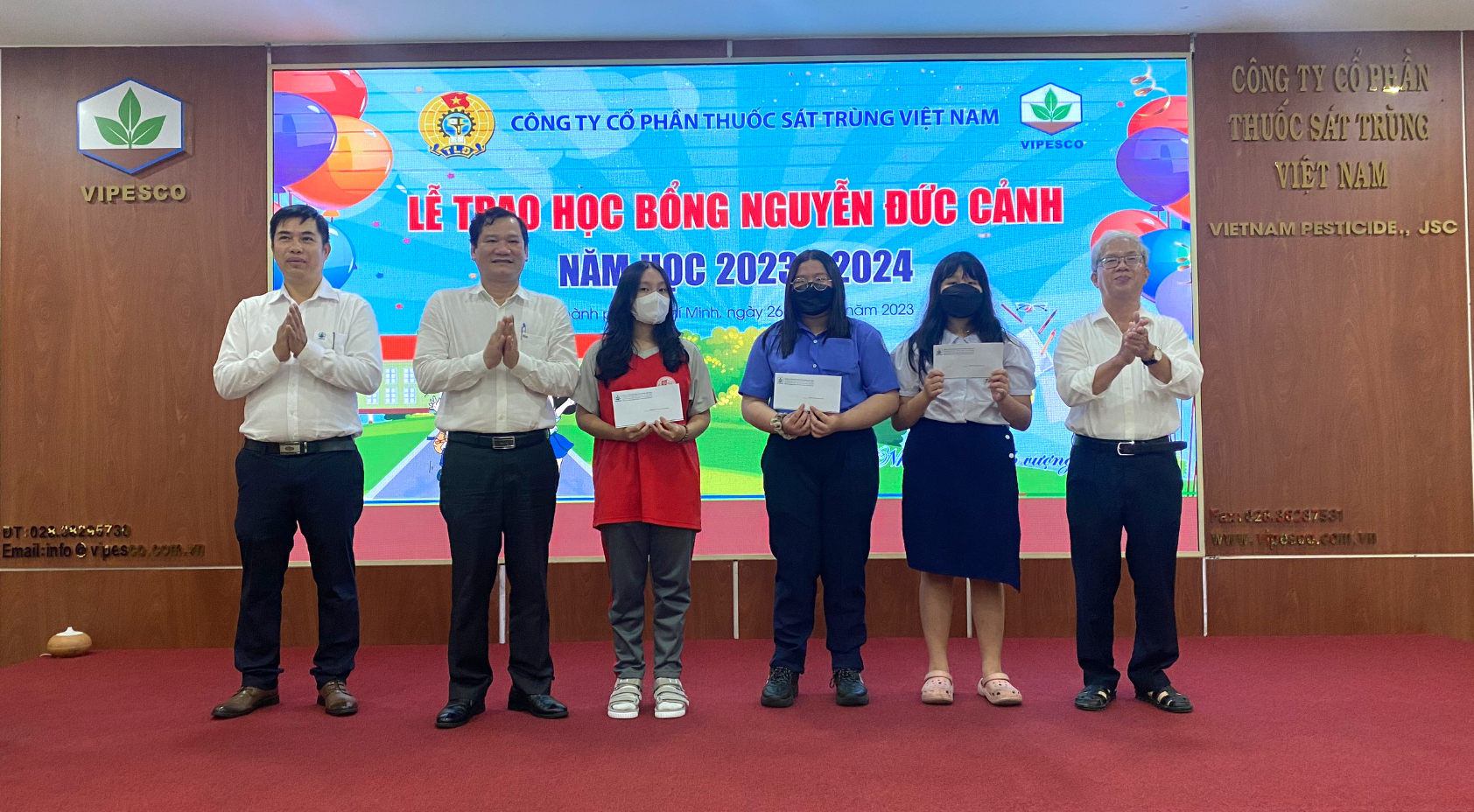 Lãnh đạo và công đoàn Công ty cổ phần thuốc sát Trùng Việt Nam trao học bổng cho con công nhân. Ảnh: Công đoàn Hoá chất VN