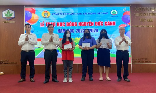 Lãnh đạo và công đoàn Công ty cổ phần thuốc sát Trùng Việt Nam trao học bổng cho con công nhân. Ảnh: Công đoàn Hoá chất VN