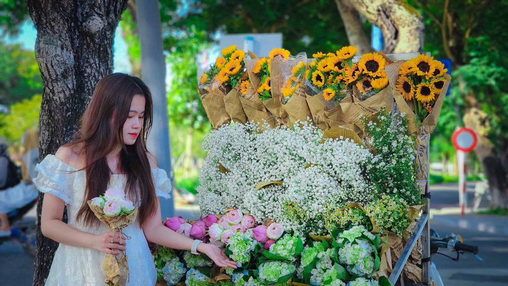  Những ngày này, trên các cung đường thơ mộng của thành phố Huế, là hình ảnh phái đẹp trên tay là những bó hoa xinh tươi cùng nhau check-in, tạo nên một không khí bình yên, đầy lãng mạn.