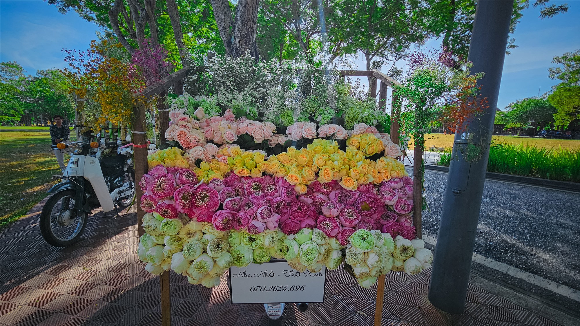  Những chiếc xe chở đầy hoa với nhiều loại hoa khác nhau, nổi bật, lấn át cả cái nóng của tiết trời xứ Huế. 