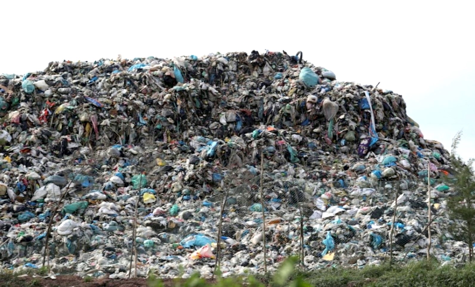 Do chưa có Nhà máy xử lý rác nên bãi rác tập trung của tỉnh Bạc Liêu nằm ở xã Thị trấn Châu Hưng, huyện Vĩnh Lợi ngày càng nhiều rác gây ô nhiễm môi trường  xung quanh. Ảnh: Nhật Hồ