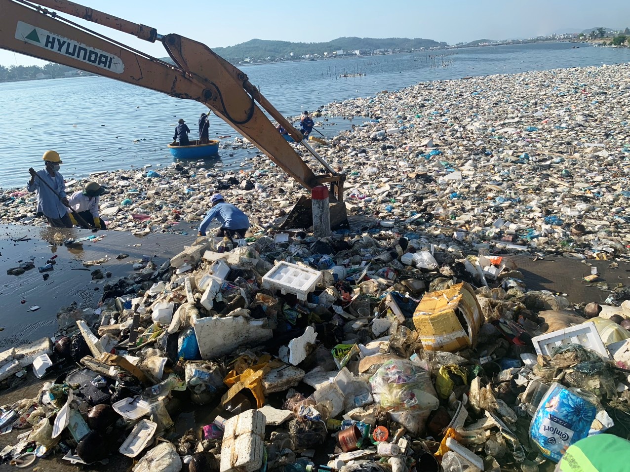 Hơn 400 tấn rác thải sinh hoạt ở đầm nước mặn Sa Huỳnh đã được thu gom, đưa đi xử lý. Ảnh: Ngọc Viên