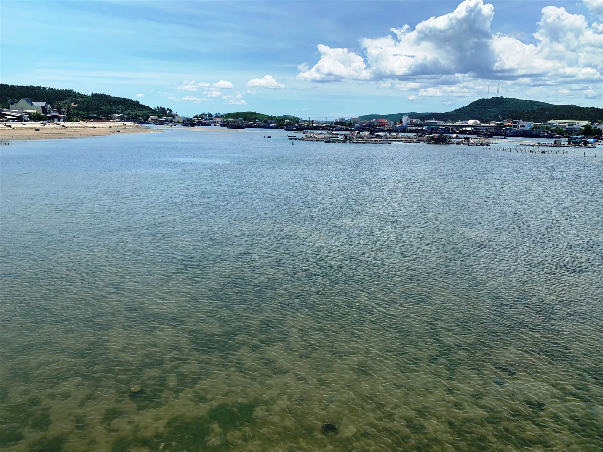 Đã rất lâu rồi, người dân phường Phổ Thạnh mới được thấy cảnh đầm nước mặn Sa Huỳnh sạch sẽ, trong xanh. Ảnh: Ngọc Viên