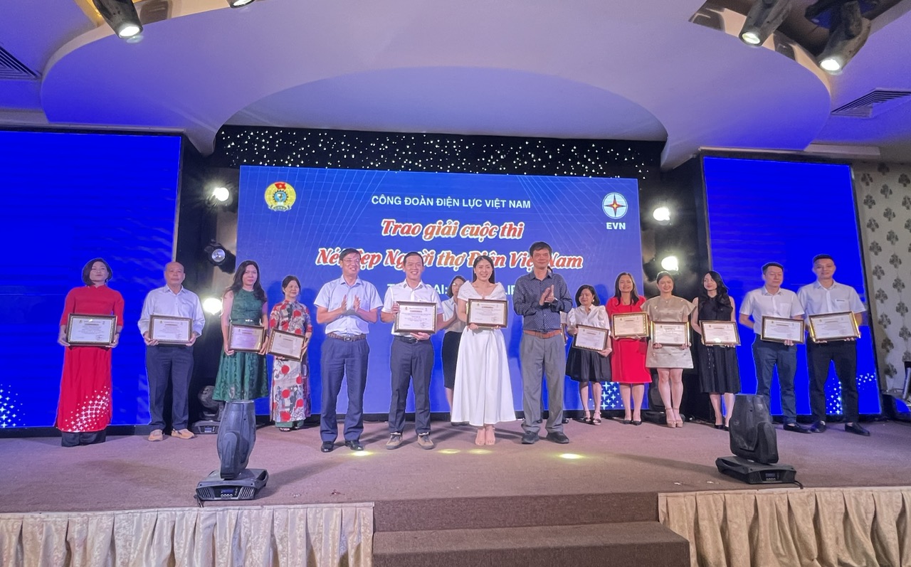 Lãnh đạo Công đoàn Điện lực Việt Nam trao giải cho các tác giả đoạt giải tại cuộc thi. Ảnh: Hà Anh