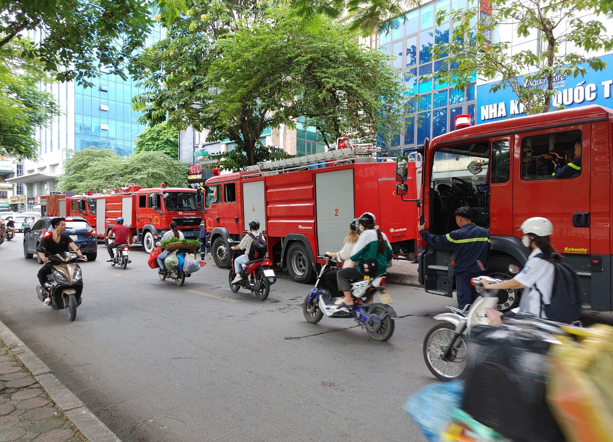 Lực lượng cứu hỏa được điều động đến hiện trường. Ảnh: Thế Kỷ